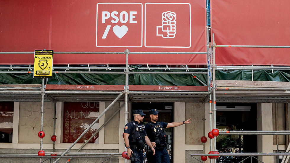 Španielska polícia vykonala raziu vo vládnucej strane po obvineniach z korupcie Španielska polícia vykonala raziu vo vládnucej strane po obvineniach z korupcie