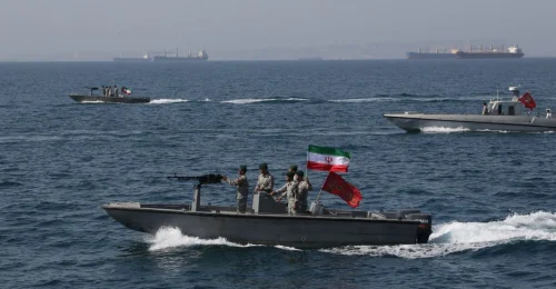 Irán tvrdí, že došlo k výstražnej paľbe s „nepriateľskými plavidlami“ v Hormuze