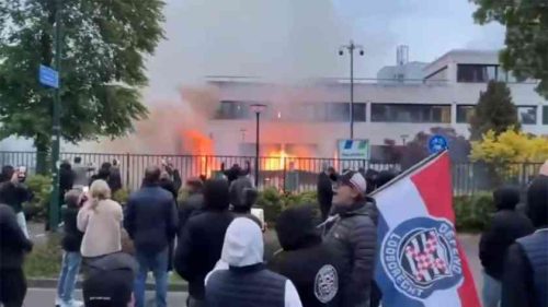 Holandskí demonštranti podpálili azylový dom (VIDEO)