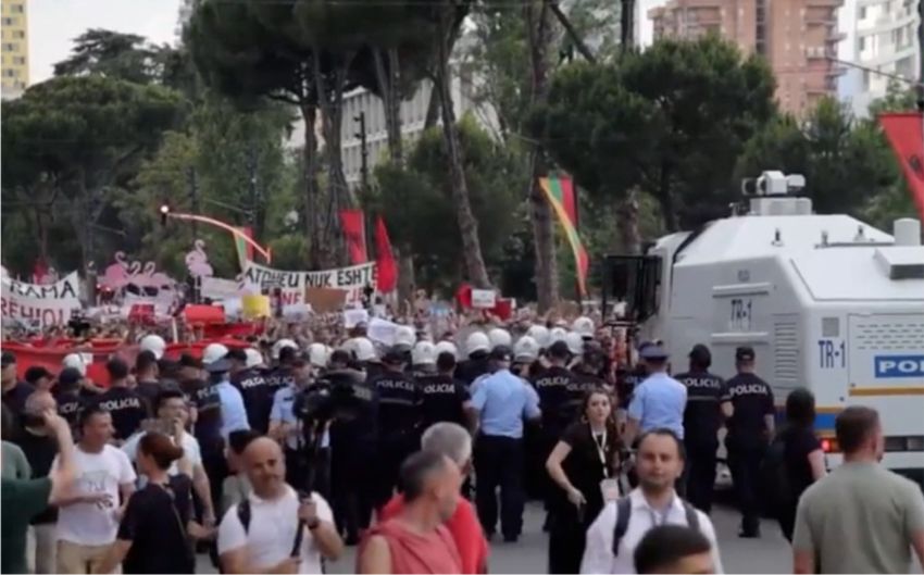 Albánsko zachvátili masové protesty proti projektu rezortu prepojeného s rodinou Trumpa Albánsko zachvátili masové protesty proti projektu rezortu prepojeného s rodinou Trumpa