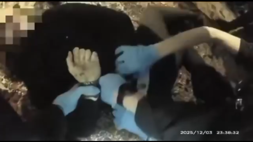 Britská polícia zatkla umierajúcu obeť pre obvinenie z „rasizmu“ (GRAFICKÉ VIDEO)