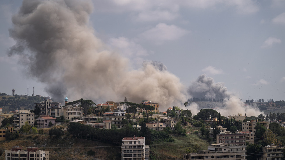 Izrael bombarduje Libanon, zatiaľ čo Hizballáh odmieta „nehanebnú kapituláciu“