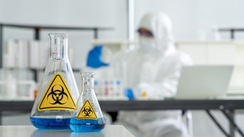 Súperi s umelou inteligenciou podporujú pravidlá o DNA, aby obmedzili riziko biologických zbraní, čo je zriedkavý prejav jednoty