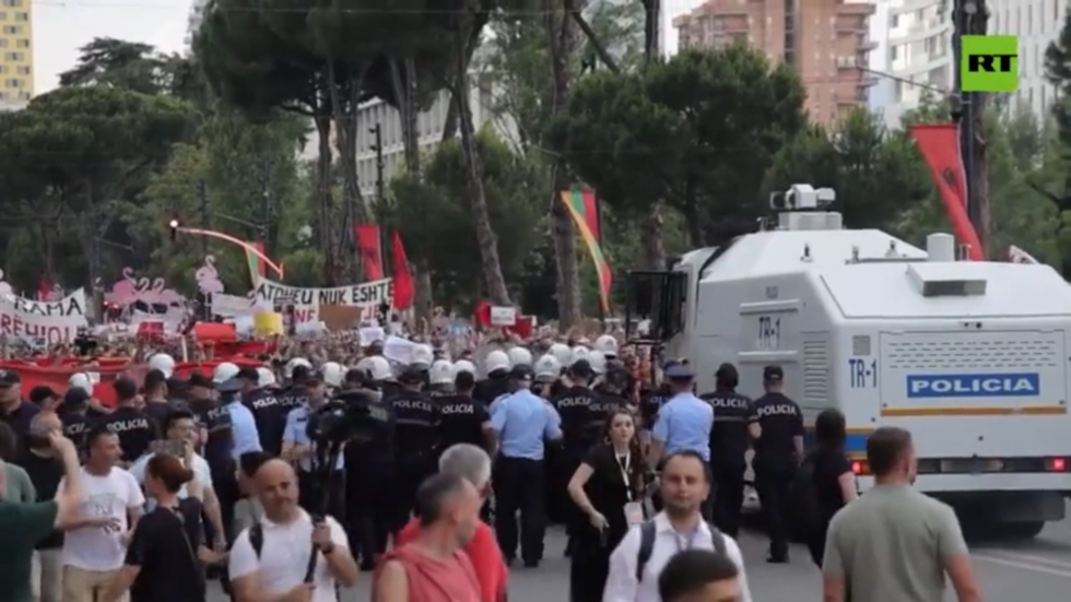 Albánsko zachvátili masové protesty proti projektu rezortu prepojeného s rodinou Trumpa (VIDEO)
