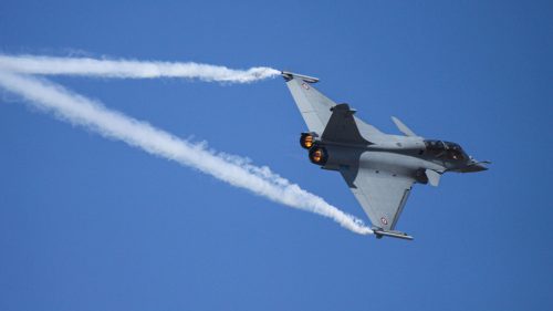 Francúzske lietadlá zostrelili záhadný dron nad Lotyšskom (VIDEO)