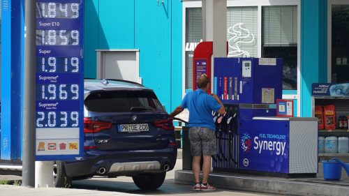Európski vodiči znižujú spotrebu paliva počas vojny s Iránom