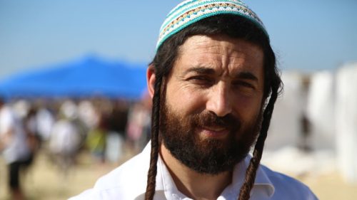 Izraelský poslanec si vzal elektrickú pílu ku školskej bráne v arabskom meste