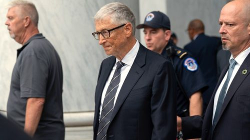 Vyšetrovanie Epsteina sa rozširuje, vypovedajú Bill Gates a jeho bývalý asistent