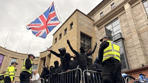 V Glasgowe sa uprostred migračného napätia stretli znepriatelení demonštranti (VIDEÁ)
