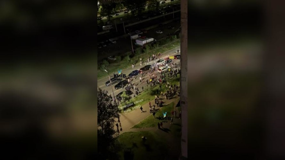 Polícia použila slzotvorný plyn proti demonštrantom v Kyjeve, ktorí sa stavajú proti mobilizácii – správy (VIDEÁ) Polícia použila slzotvorný plyn proti demonštrantom v Kyjeve, ktorí sa stavajú proti mobilizácii – správy (VIDEÁ)