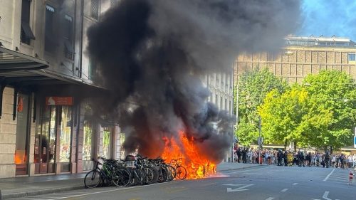 Polícia sa vo Švajčiarsku stretla s demonštrantami proti G7 (VIDEÁ)