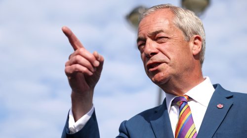 Nigel Farage sľubuje zničenie „protibielej“ vlády