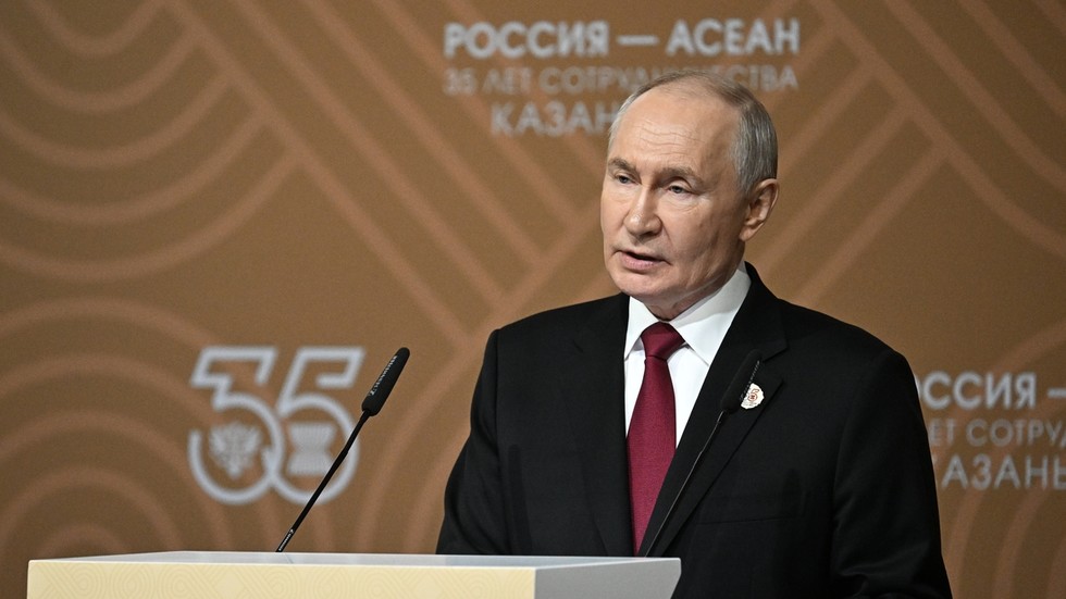 Putin na summite ázijských lídrov vyzval na vyrovnanie v národných menách Putin na summite ázijských lídrov vyzval na vyrovnanie v národných menách