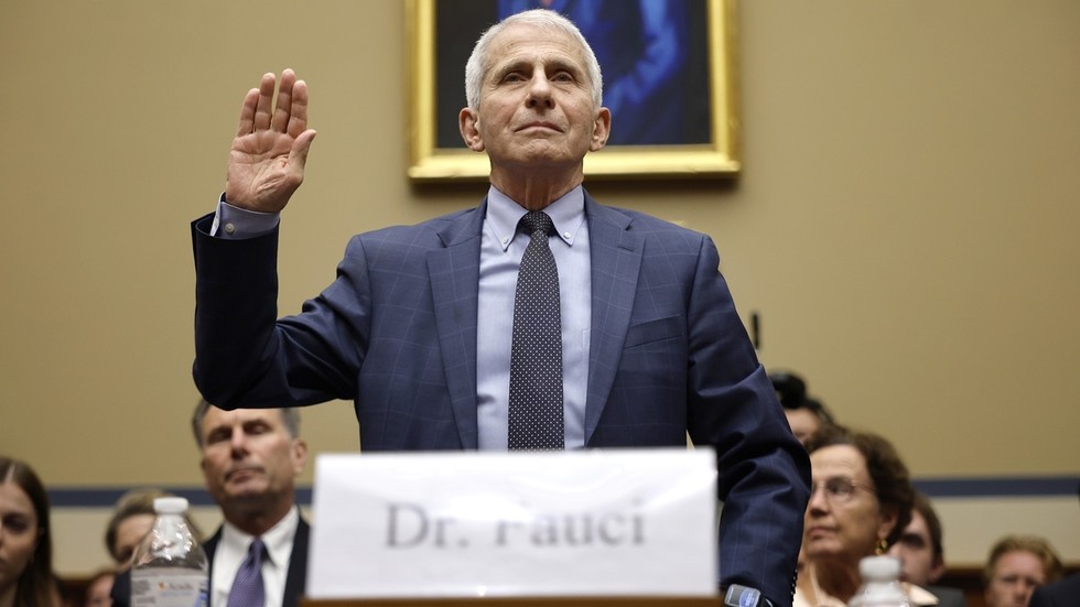 Fauci klamal pod prísahou v súvislosti s vyšetrovaním Covid-19, povedal odchádzajúci šéf americkej tajnej služby Fauci klamal pod prísahou v súvislosti s vyšetrovaním Covid-19, povedal odchádzajúci šéf americkej tajnej služby