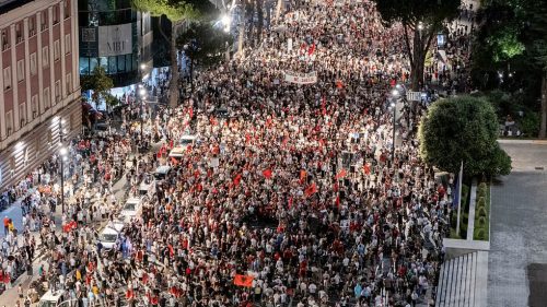 „Albánsko nie je na predaj“: V zákulisí protestov proti rezortu prepojenému s rodinou Trumpa