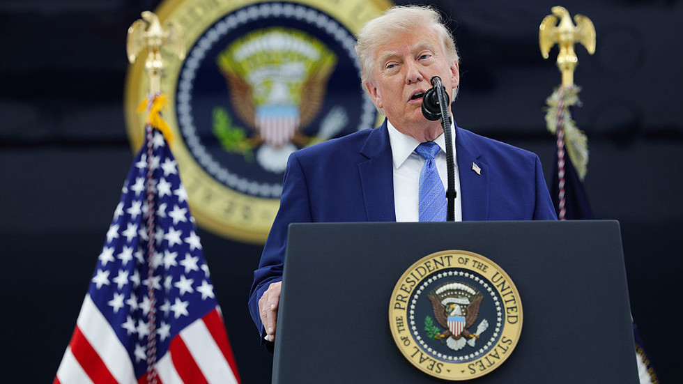 Trump tvrdí, že mýto v Hormuzskej oblasti by mohli zaviesť iba USA. Trump tvrdí, že mýto v Hormuzskej oblasti by mohli zaviesť iba USA.