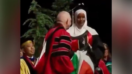 Prorektor americkej univerzity chytil palestínsku vlajku počas slávnostného odovzdávania diplomov (VIDEO)