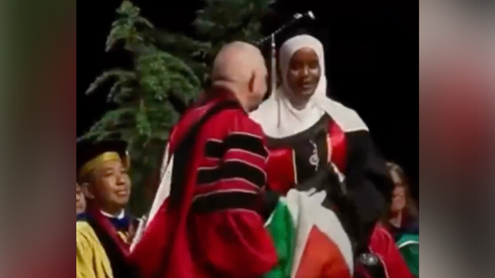 Prorektor americkej univerzity chytil palestínsku vlajku počas slávnostného odovzdávania diplomov (VIDEO)