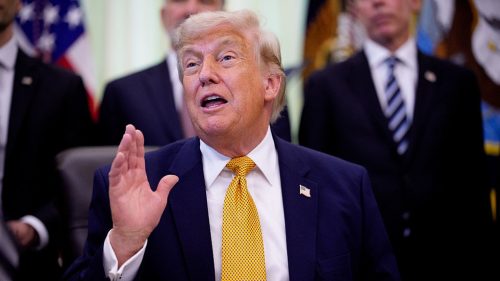 Americké automobilky by mohli vyrábať rakety, tvrdí Trump