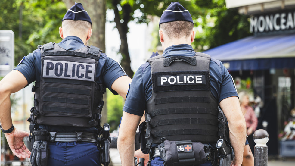 „Macron bol zosadený“: Francúzsky dôchodca strieľal na policajtov po vyhlásení revolúcie