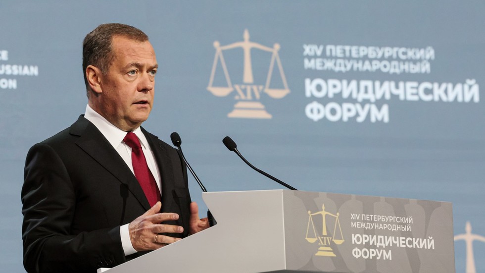 Medvedev vyhlásil, že Rusko podporuje snahu Afriky o koloniálne reparácie