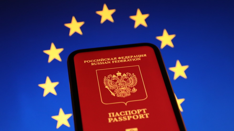 Kľúčové štáty EÚ sú proti zákazu cestovania pre ruských veteránov – Bloomberg