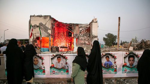 India žiada zodpovednosť za bombové útoky v školách