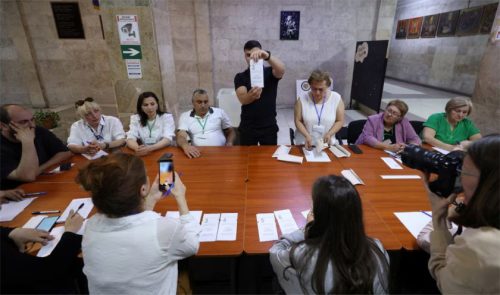 Arménsky prezident Pašinjan vyhlásil víťazstvo v parlamentných voľbách, sčítavanie hlasov pokračuje -Reuters