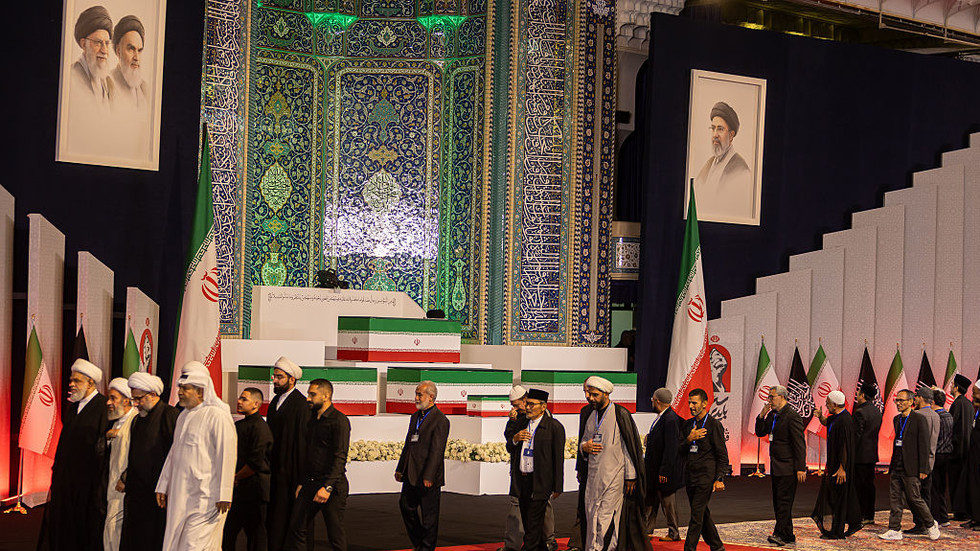 Irán sa lúči so zosnulým najvyšším vodcom (FOTOGRAFIE, VIDEÁ)