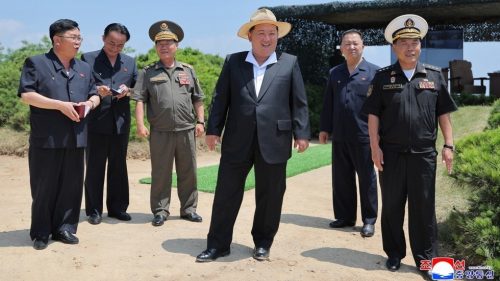 Kim dohliada na test strategických rakiet z najnovšieho torpédoborca (FOTO)