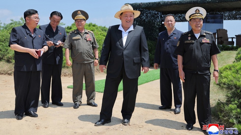 Kim dohliada na test strategických rakiet z najnovšieho torpédoborca (FOTO) Kim dohliada na test strategických rakiet z najnovšieho torpédoborca (FOTO)