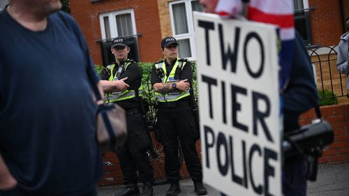Britská polícia sa musí vzdať „vojen prebudených kultúr“ a bojovať proti zločinu – správa