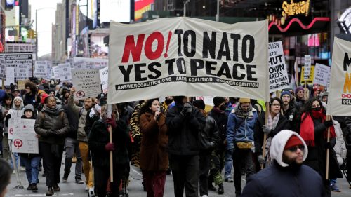 Menej ako polovica Američanov dôveruje NATO – Politico