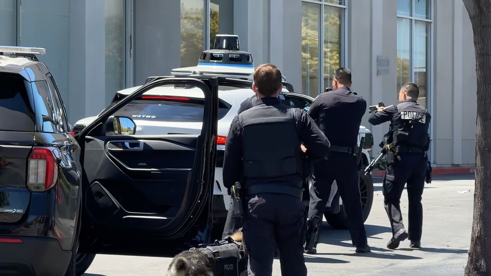 Samojazdiace auto udalo polícii tínedžerov-jazdcov (VIDEO)