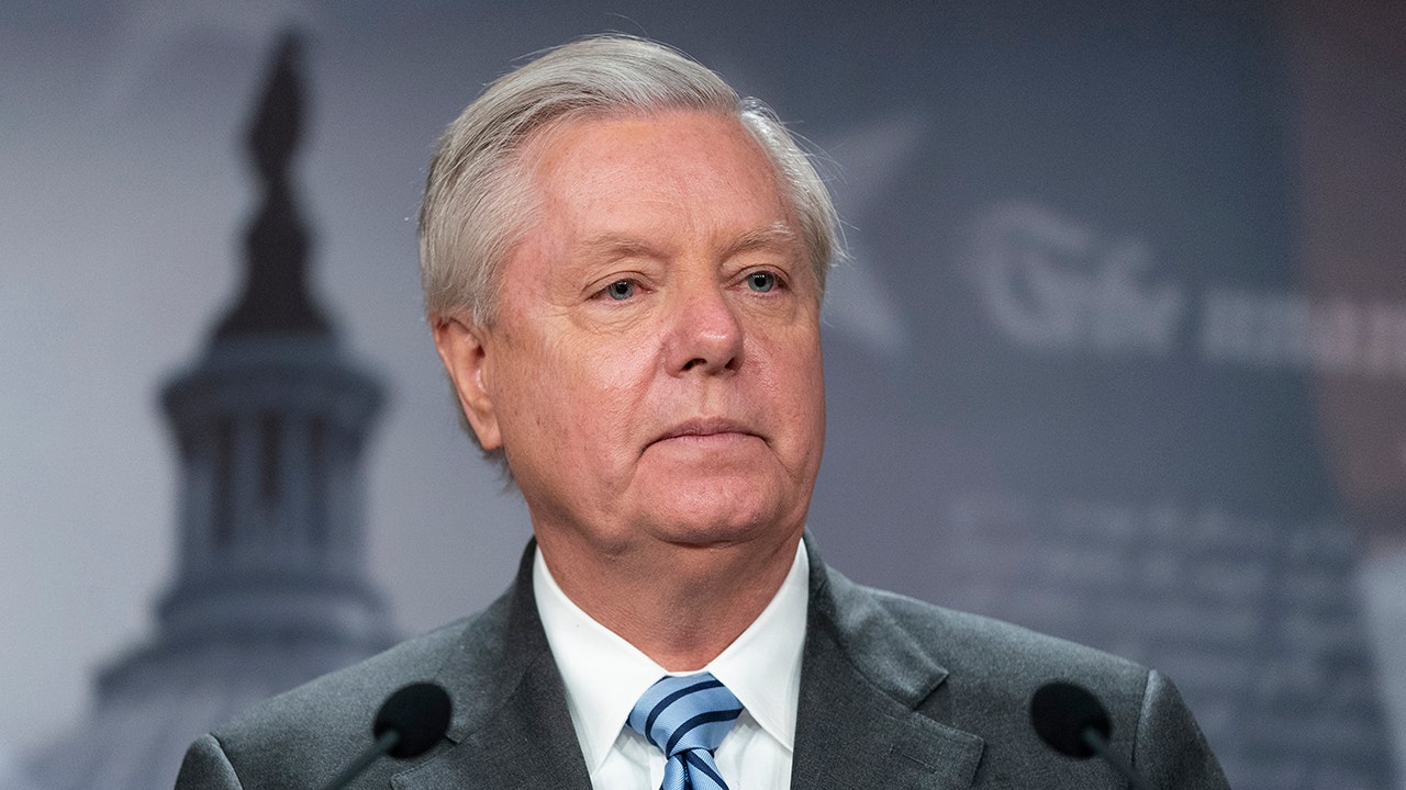 Senátor Lindsey Graham zomrel vo veku 71 rokov po „krátkej a náhlej“ chorobe, oznámila kancelária