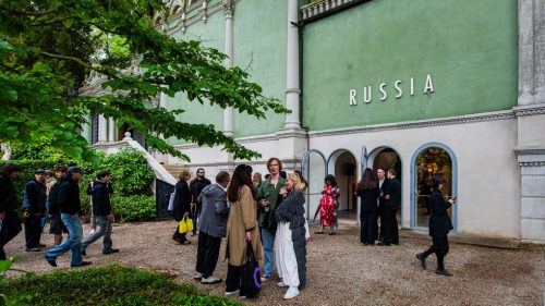 Európska komisia odporúča zrušenie financovania Benátskeho bienále kvôli návratu Ruska