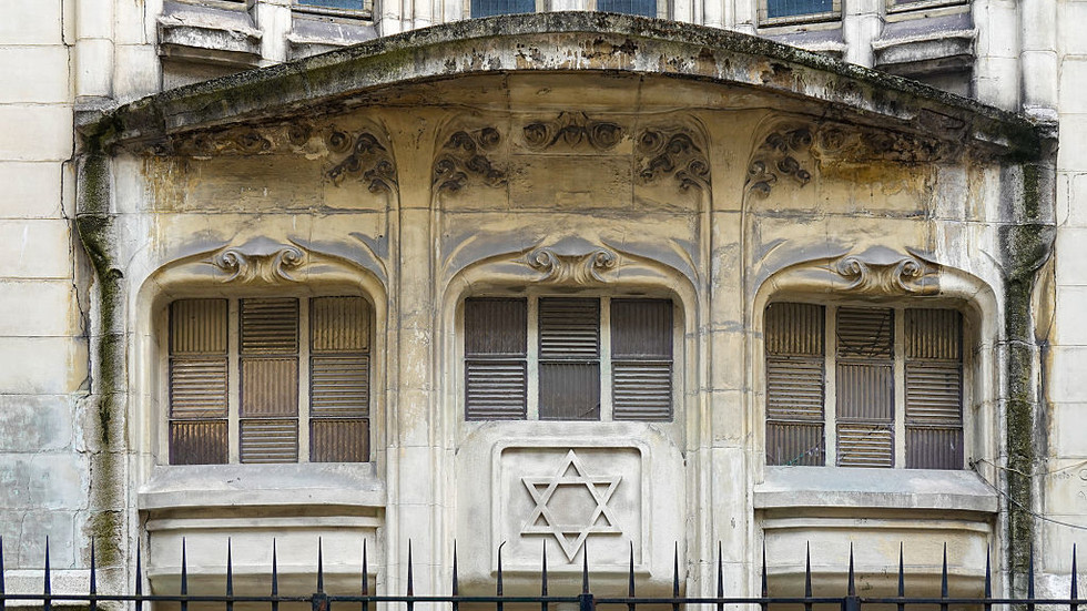 Stovky ľudí evakuovali po tom, čo pri parížskej synagóge našli zbraň „vojenskej kvality“