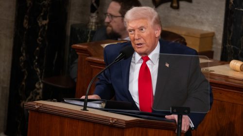 Trump vyhlásil Kongresu, že vojna s Iránom sa vrátila
