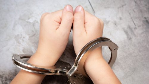 Počet zatýkaní detí za sexuálne zločiny v Spojenom kráľovstve dosiahol rekordný počet