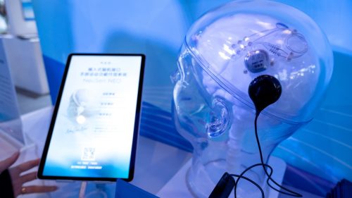 Čína prekonala Muskov Neuralink v komerčnom implantáte mozgového čipu