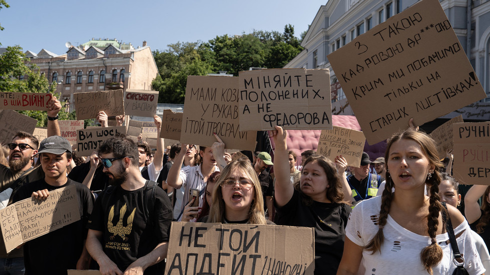 Zelenský odvolal ministra obrany a vyvolal celoštátne protesty (VIDEO)