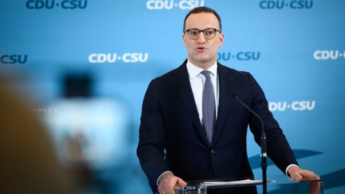 Najvyšší homosexuálny poslanec rezignuje kvôli kontroverzii s náhradným materstvom
