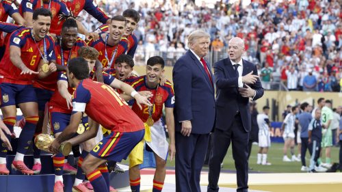 Trump na pódiu počas frašky s odovzdávaním trofeje z majstrovstiev sveta (VIDEÁ)