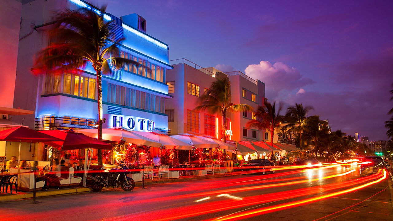 Životné náklady v Miami teraz prevyšujú náklady v New Yorku napriek daňovým výhodám na Floride. Životné náklady v Miami teraz prevyšujú náklady v New Yorku napriek daňovým výhodám na Floride.
