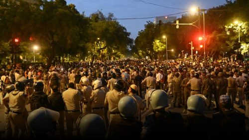 Indická opozícia podporuje mladých protestujúcich s názvom „Šváb“