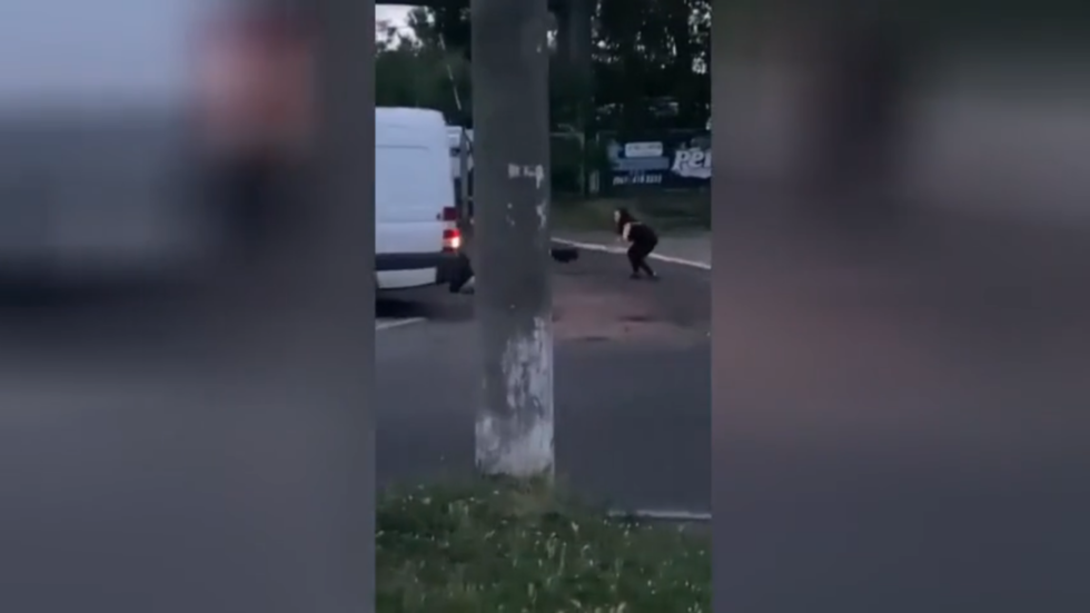 Ukrajinský odvodový gang údajne strieľal a zrazil ženy (DESIVÉ VIDEO) - Toto VIDEO si musíte nájsť sami na internete.