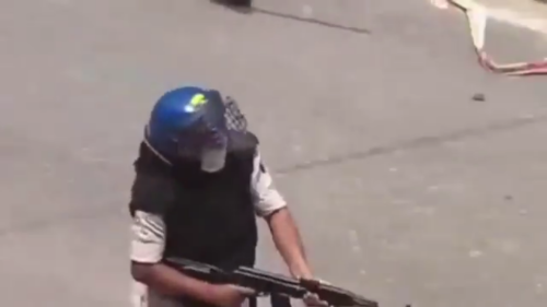 Indický policajt, ktorý strieľal z AK-47 na študentov, bol suspendovaný