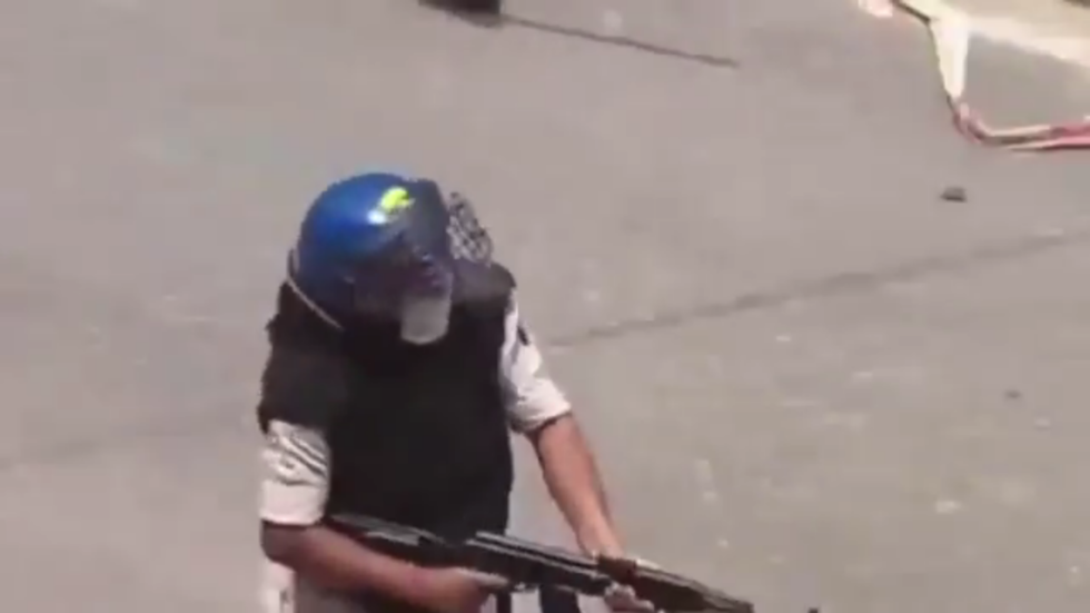 Indický policajt, ktorý strieľal z AK-47 na študentov, bol suspendovaný Indický policajt, ktorý strieľal z AK-47 na študentov, bol suspendovaný