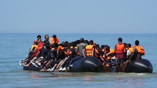 „Naším rozkazom je nechať ich ísť,“ – francúzska polícia sleduje migrantov prechádzajúcich do Spojeného kráľovstva (VIDEO)