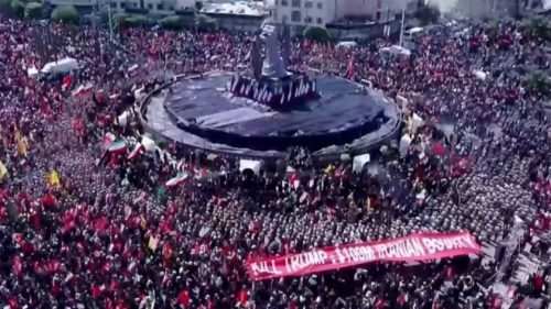 Transparent „Zabite Trumpa“ videný na Chameneího pohrebnom sprievode